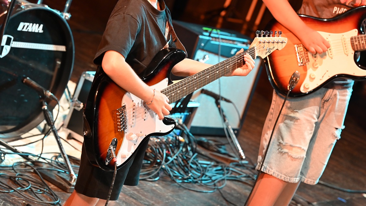 bambini che suonano la chitarra elettrica