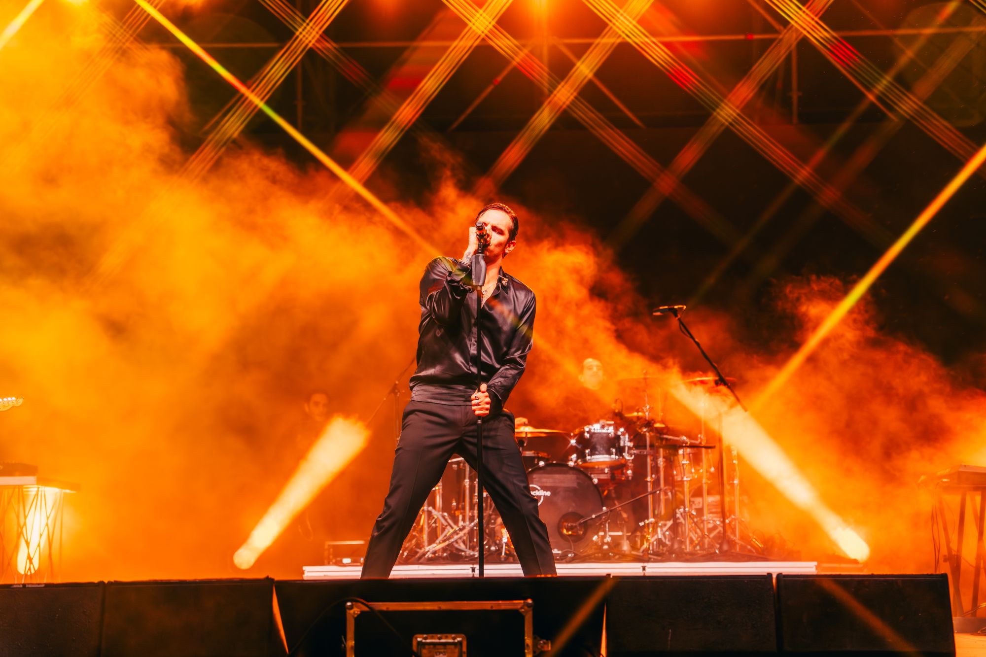 Achille Lauro canta sul palco allo stadio Biagio Pirina di Arzachena