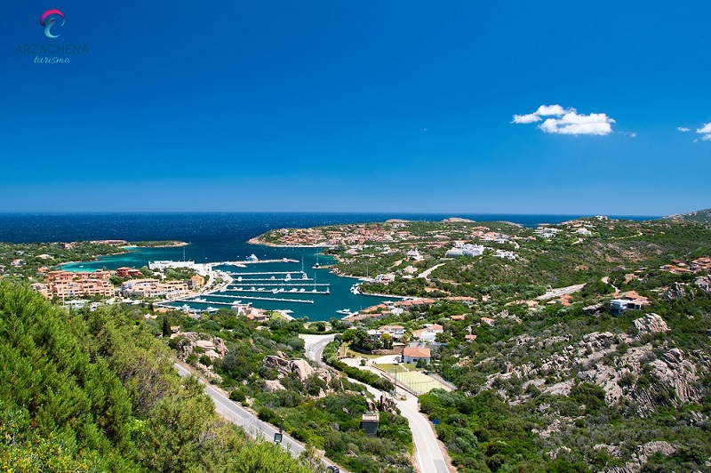 Immagine del porto di porto cervo dall'alto