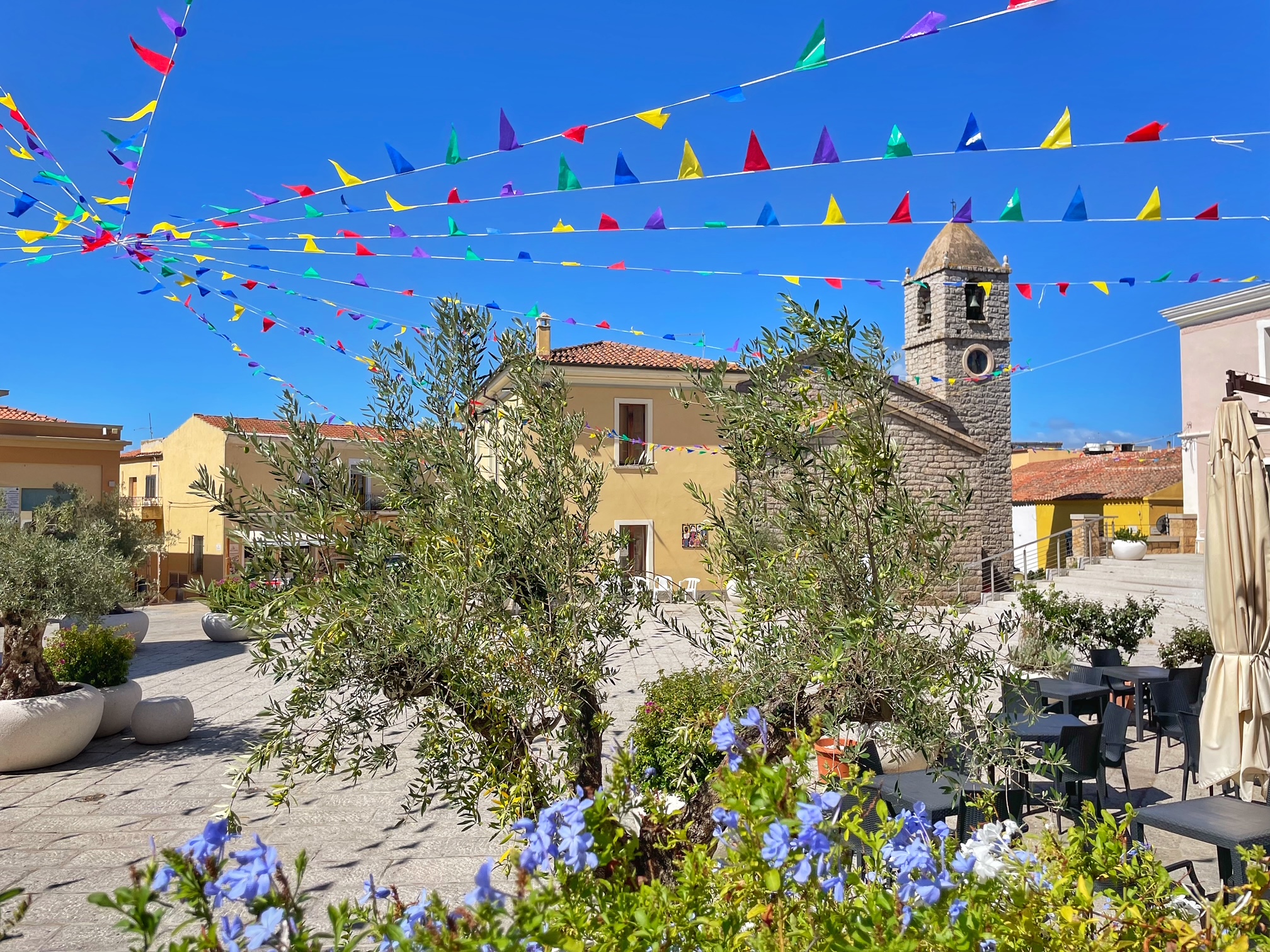 piazza Risorgimento allestita con bandierine per la festa patronale 2025