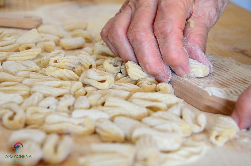 Lavorazione a mano degli gnocchetti tipici di pasta fresca li chjusoni