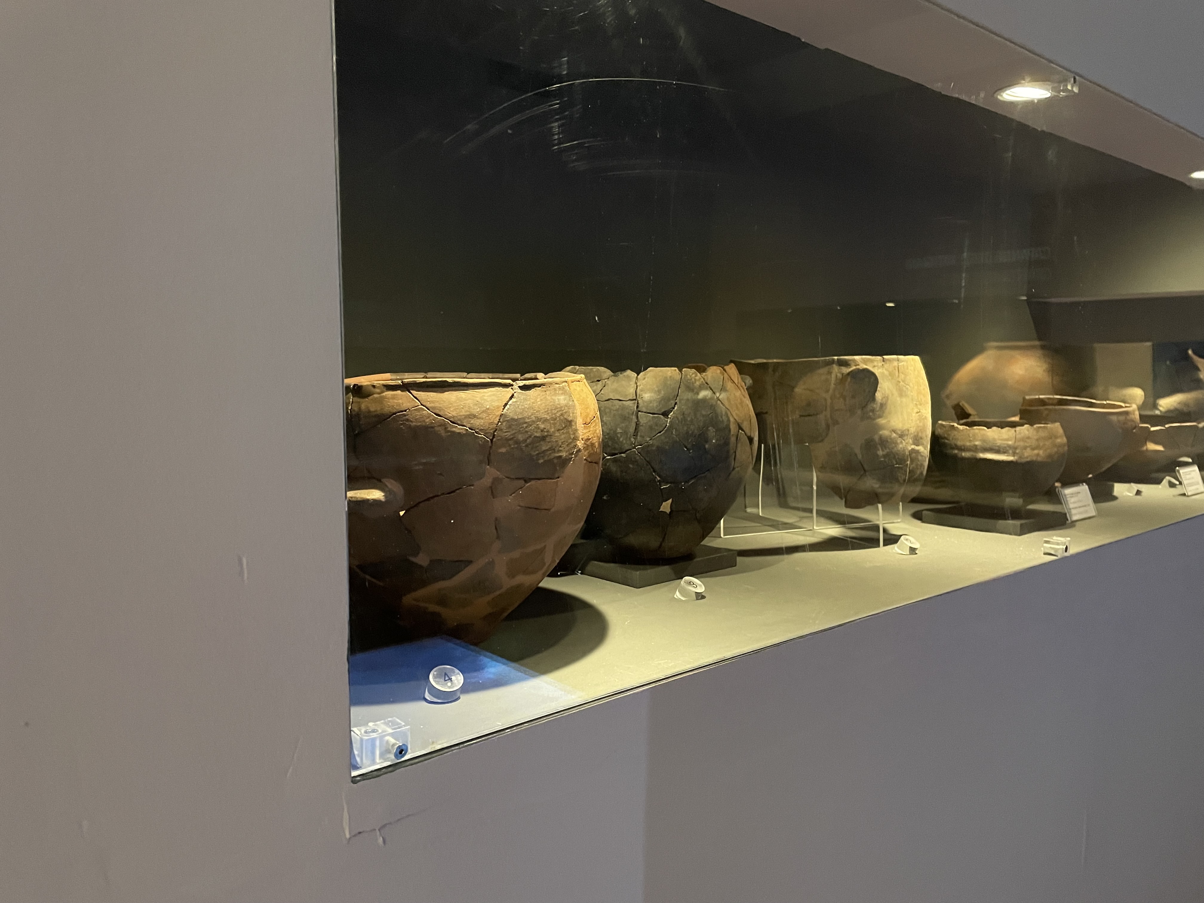 Sala espositiva dell'Età Nuragica. Reperti al Museo Civico Michele Ruzittu
