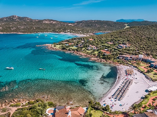 immagine panoramica di una spiaggia con ombrelloni e lettini prendisole