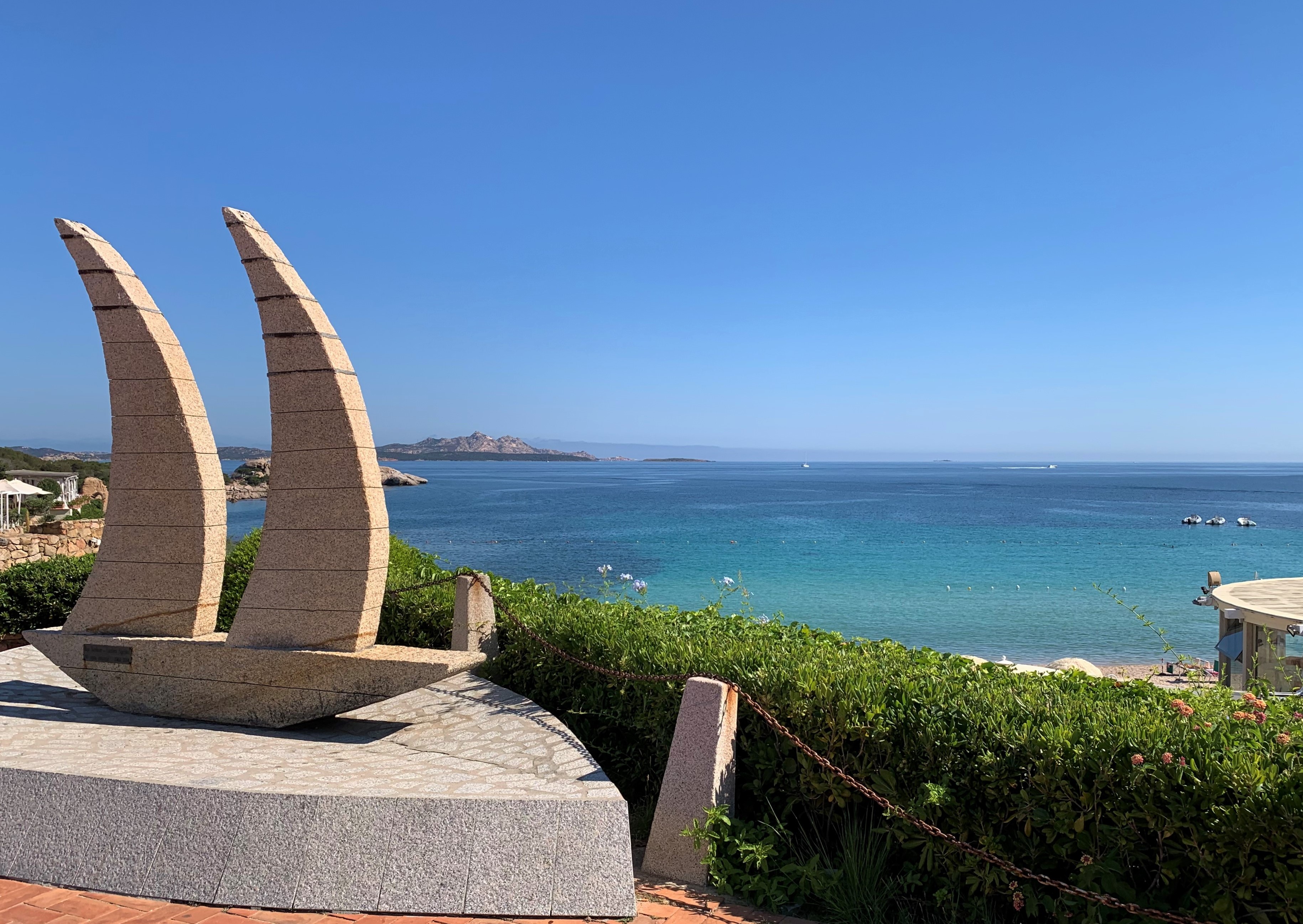 un'immagine del centro di Baja Sardinia