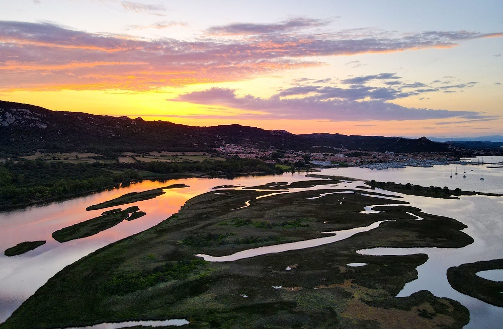 veduta aerea della foce del Rio San Giovanni al tramonto