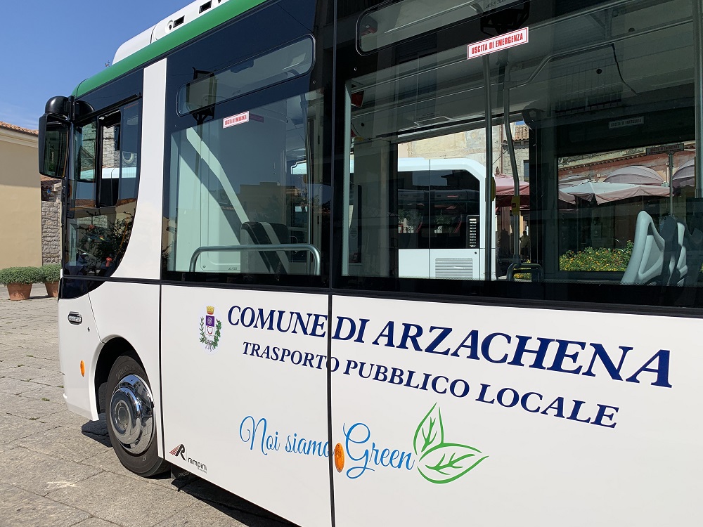 Autobus bianco del servizio di trasporto pubblico Lu Pustali