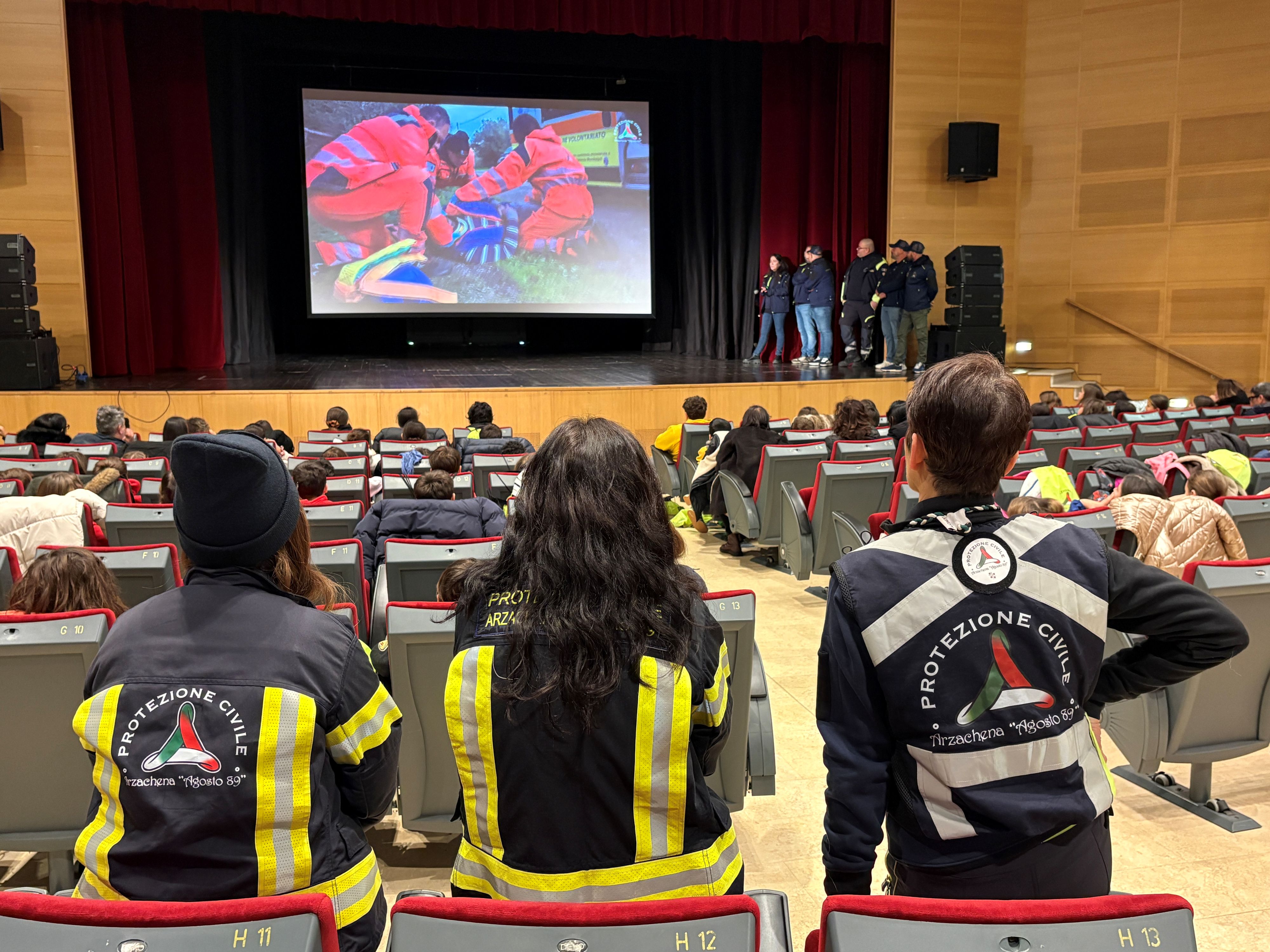 Operatori della protezione civile in auditorium