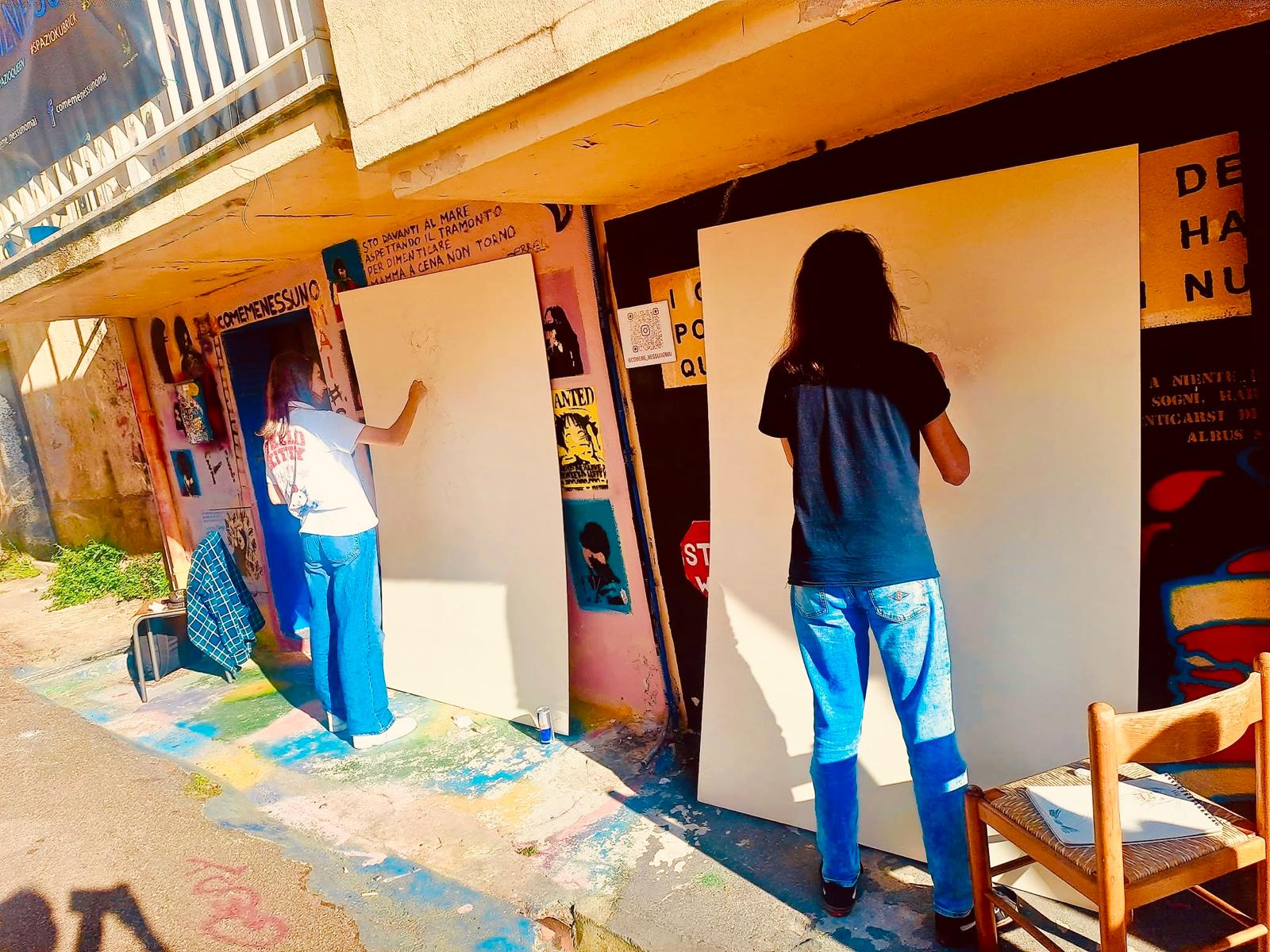 I ragazzi dello Spazio Adolescenti disegnano un pannello