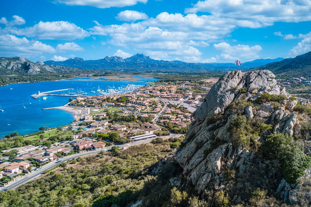 Veduta aerea borgo di Cannigione e golfo di Arzachena