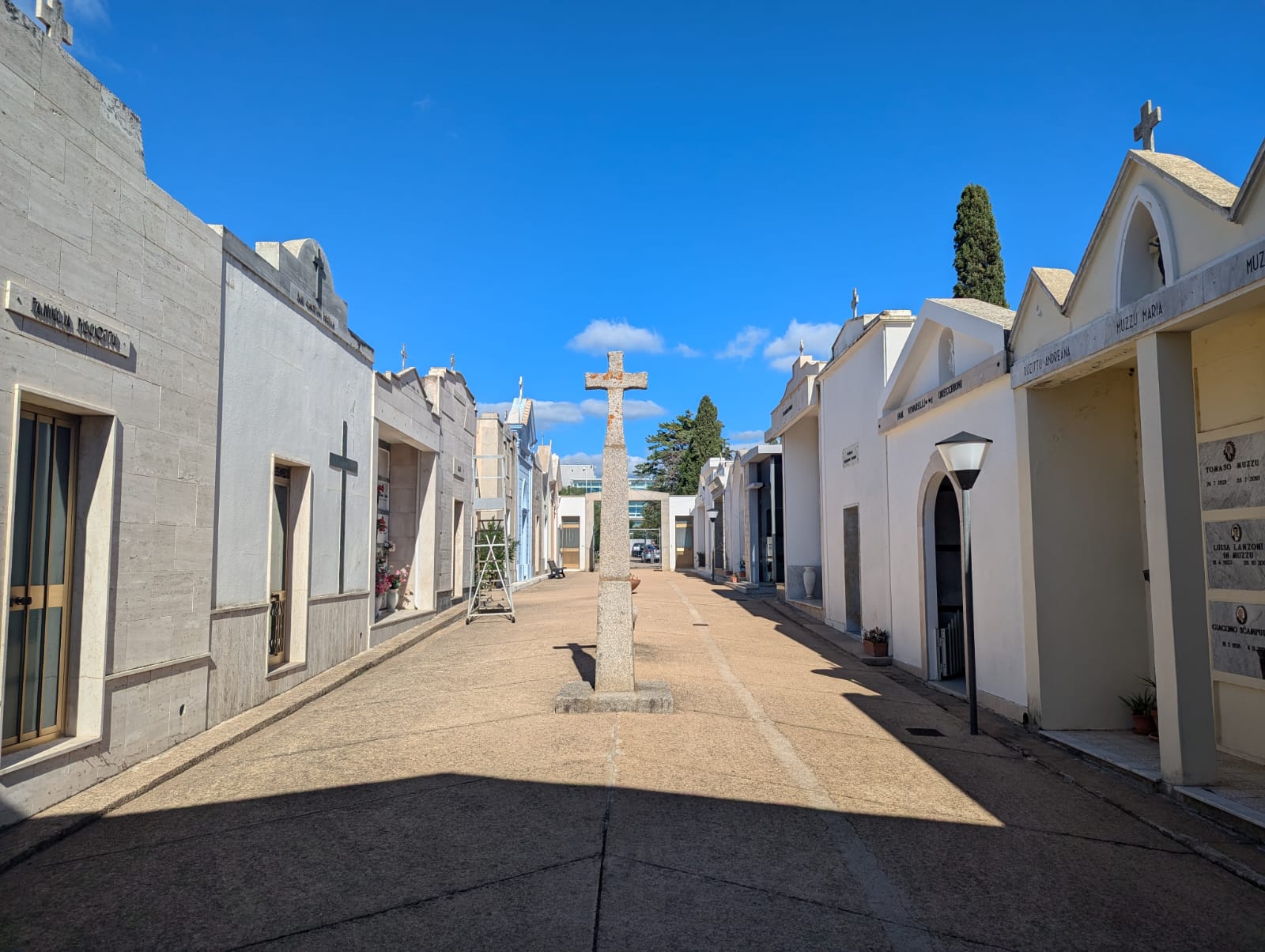 viale interno cimitero Arzachena