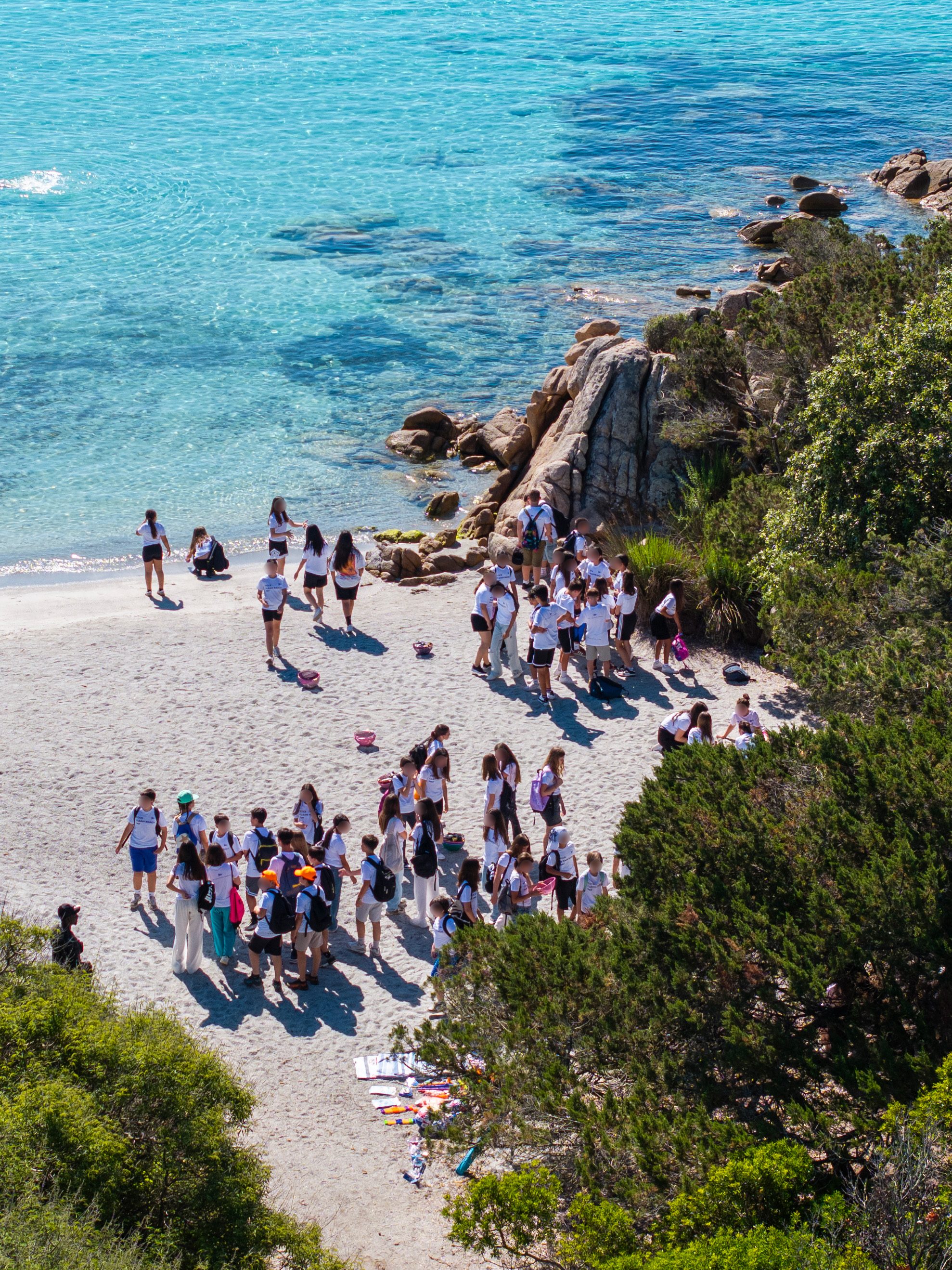 Studenti delle scuole medie di Arzachena puliscono la spiaggia di Capriccioli per AgendaBlu 2026