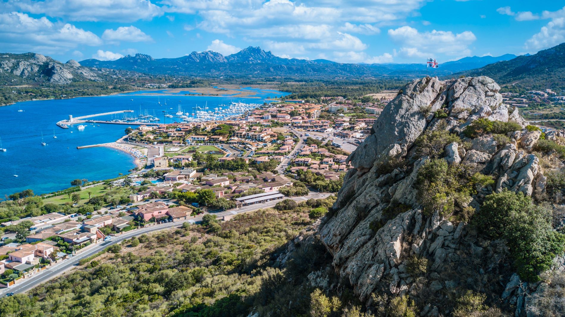 Veduta aerea borgo di Cannigione e golfo di Arzachena
