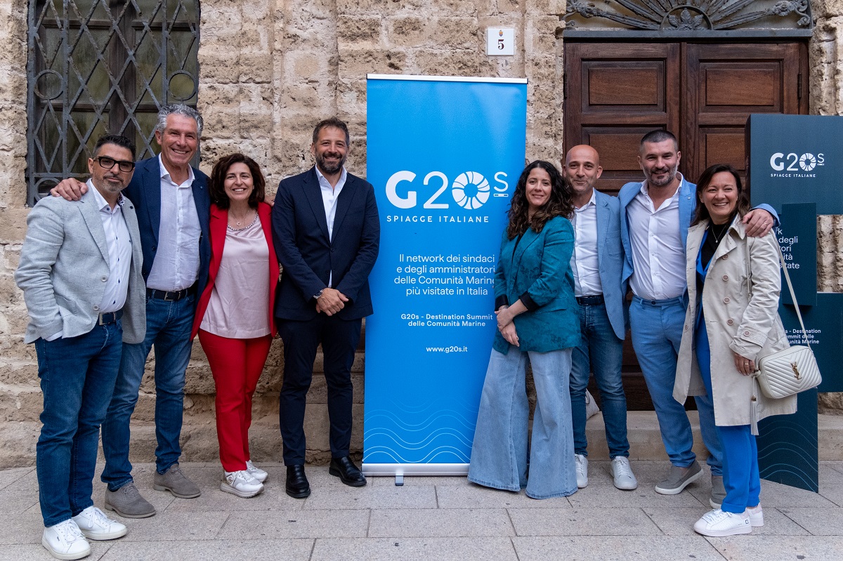 Foto delegazione Arzachena al G20 Spiagge di Alghero 2025