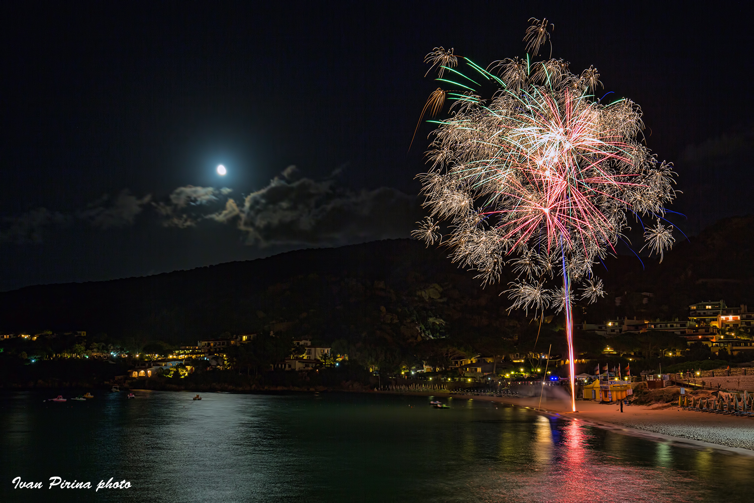 Fuochi d'artificio sul golfo di Arzachena (foto di Ivan Pirina)