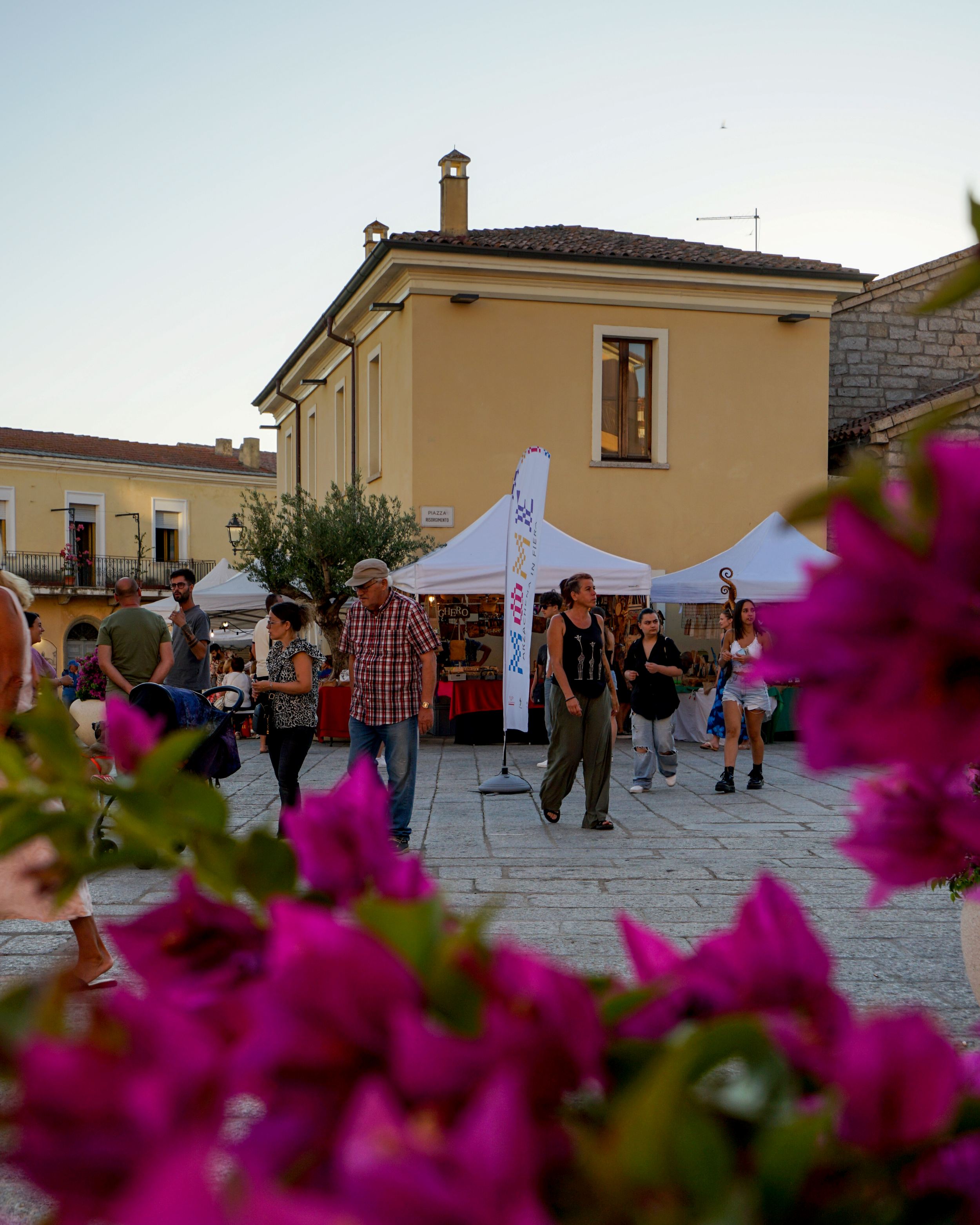 Stand per la MoMe, mostra mercato artigianato in piazza Risorgimento