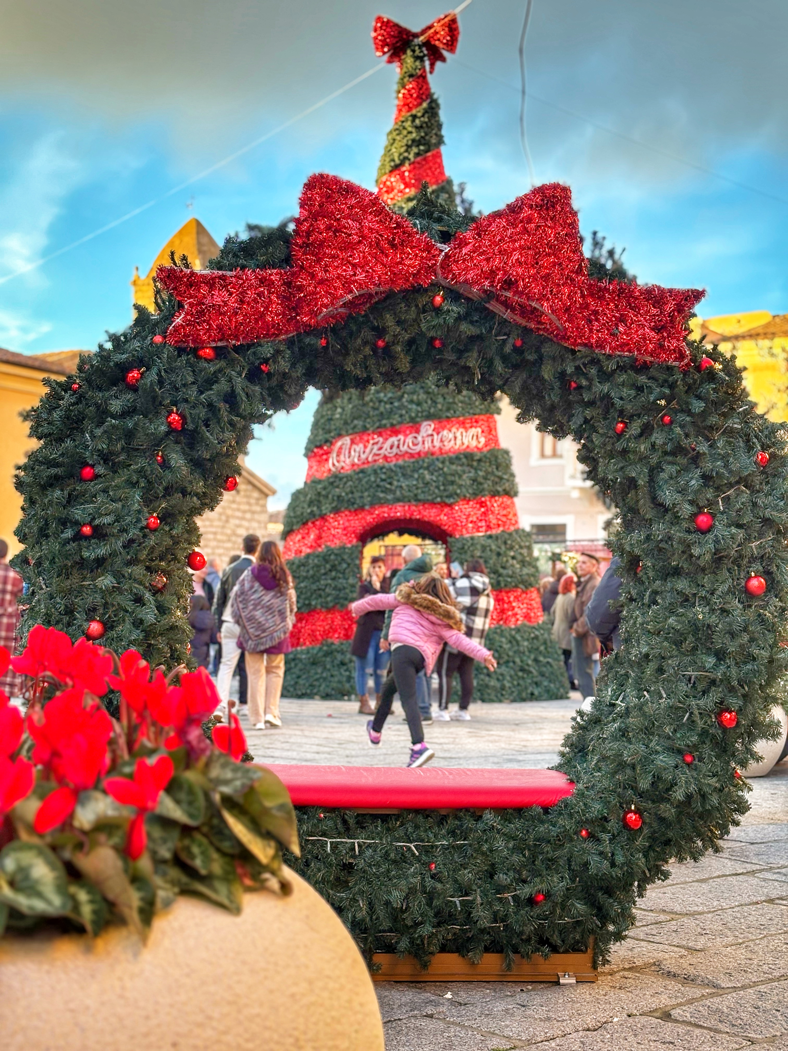 Allestimenti per il Natale 2025 in piazza Risorgimento ad Arzachena