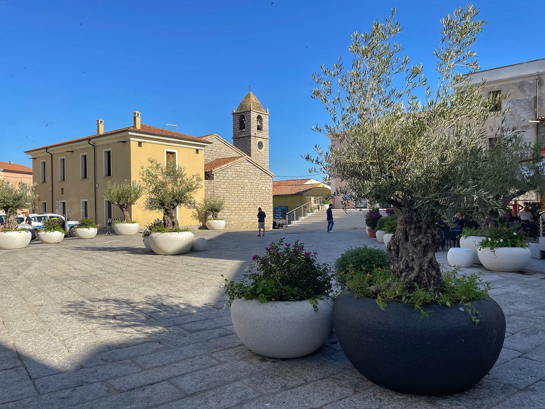 piazza risorgimento con nuove fioriere bianche e nere