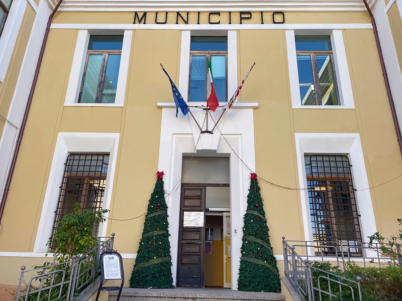ingresso Municipio di Arzachena in via Firenze decorato con alberi di natale