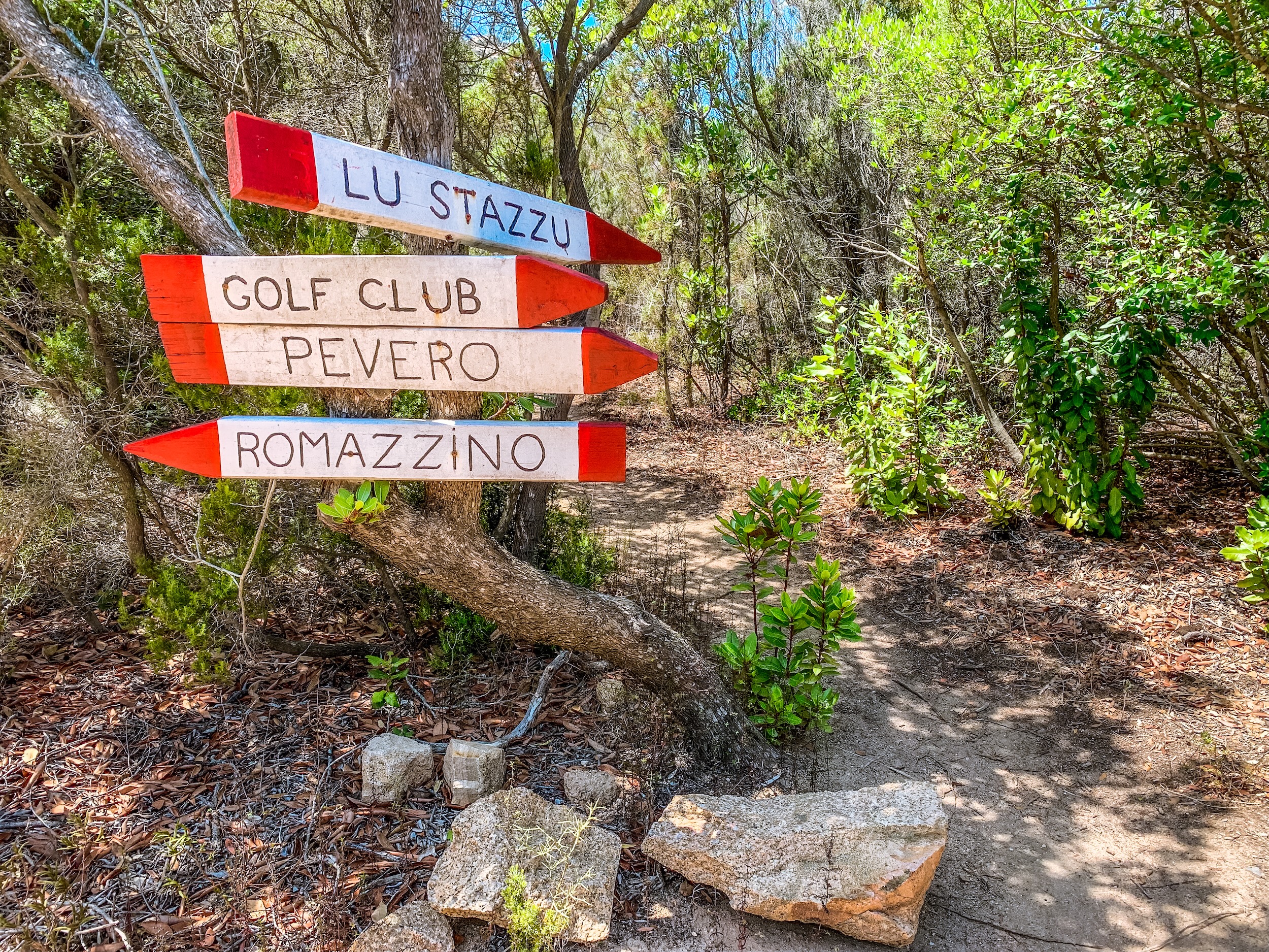 Indicazioni lungo il Pevero Health Trail