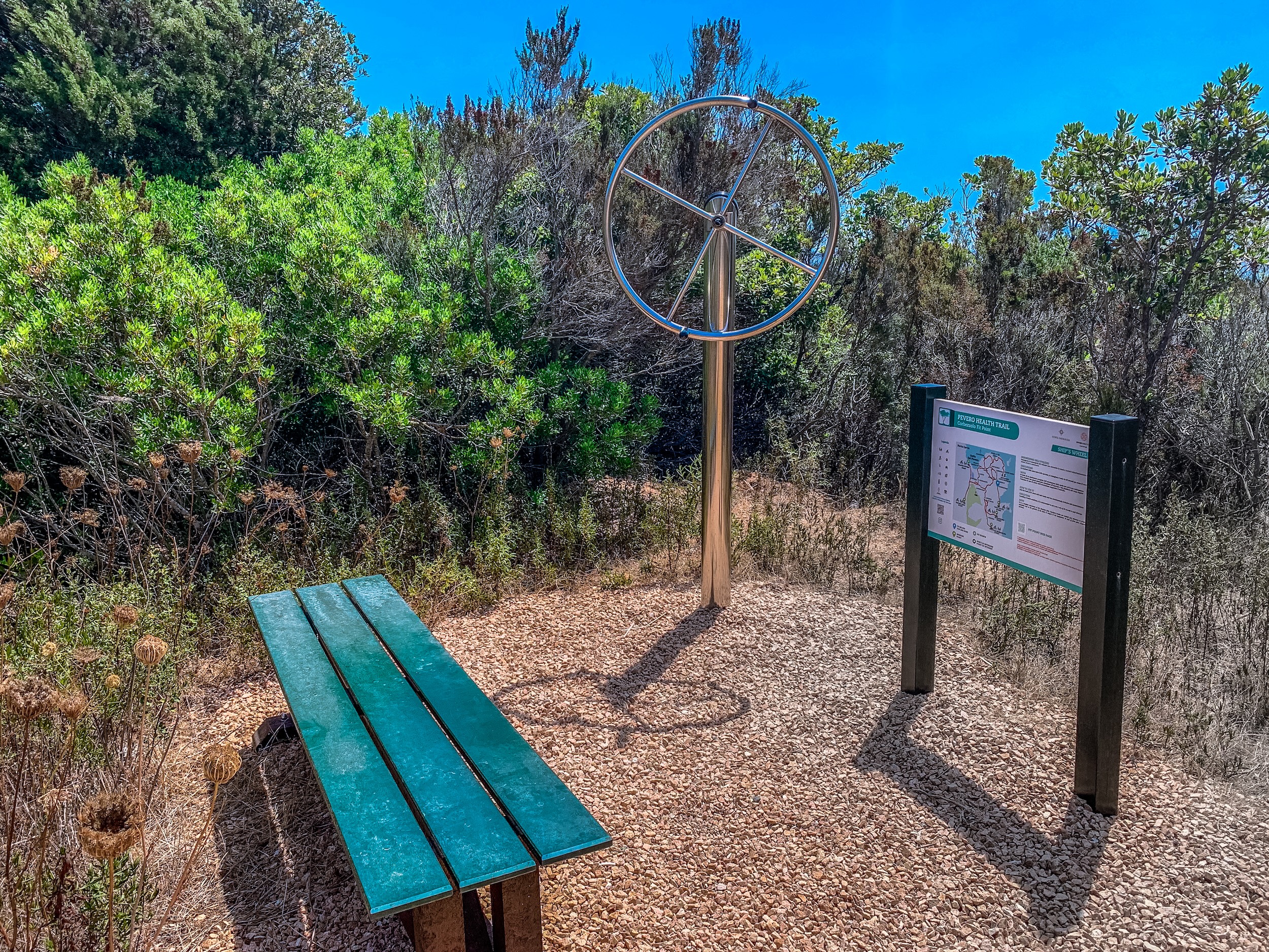 Un tratto del Pevero Health Trail con attrezzature per attività fisica 
