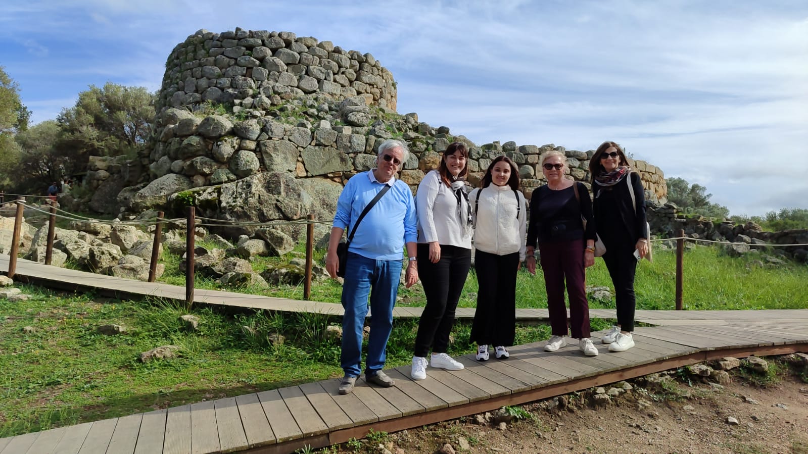 un gruppo di persone davanti al nuraghe la Prisgiona di Arzachena