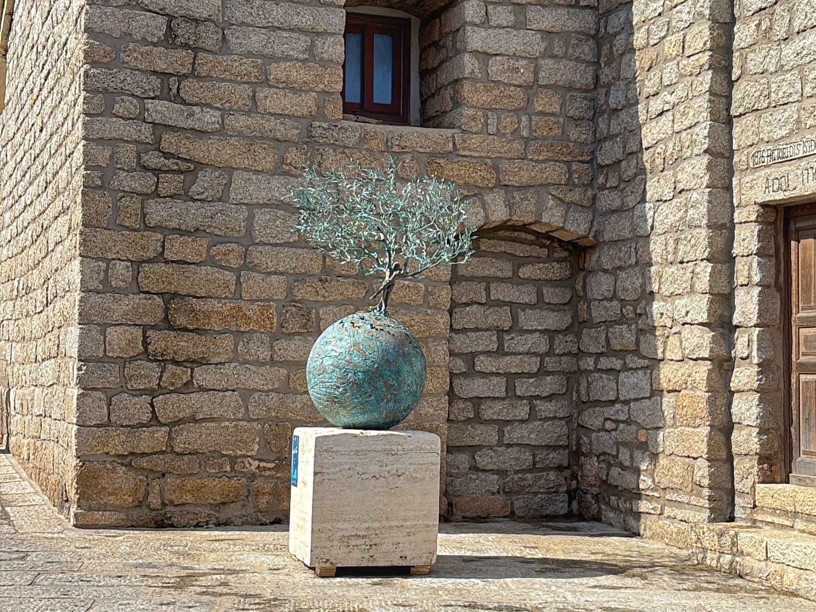 Scultura di Andrea Roggi in piazza Risorgimento - Arzachena