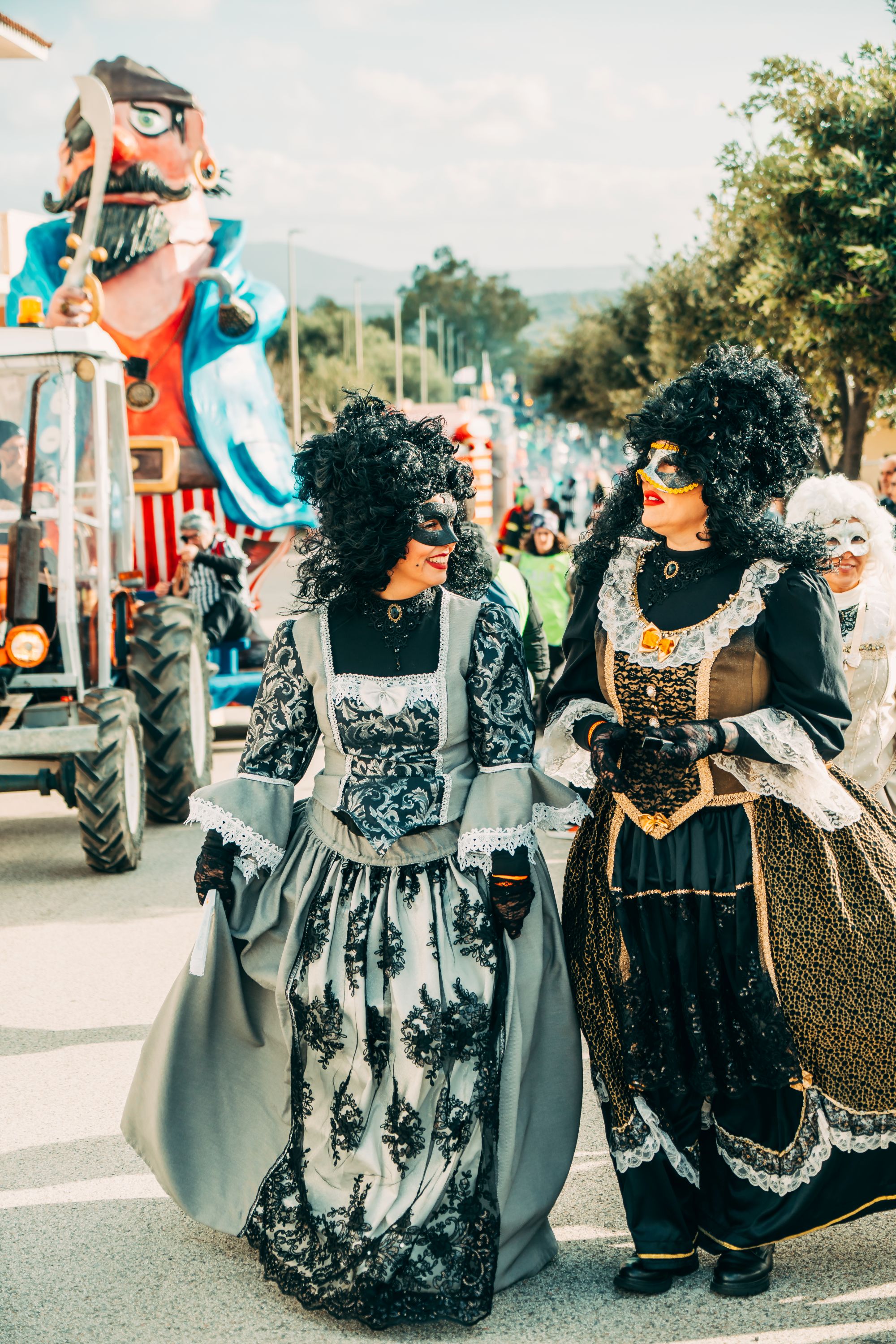 Un momento della sfilata dei gruppi mascherati del carnevale Arzachenese 2027
