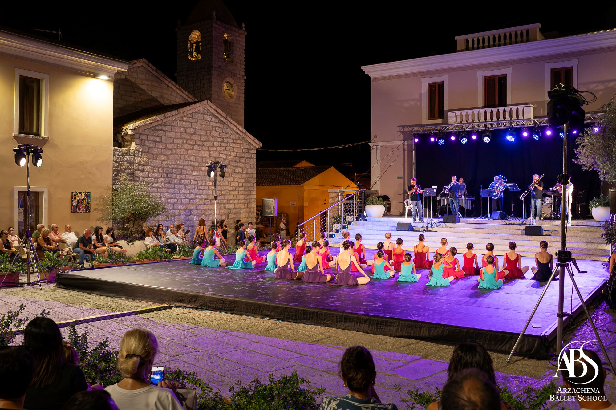Ballerini in piazza Risorgimento