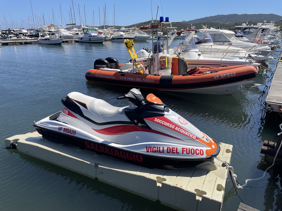 Porto di Cannigione. La moto d'acqua e il gommone a servizio delle coste di Arzachena