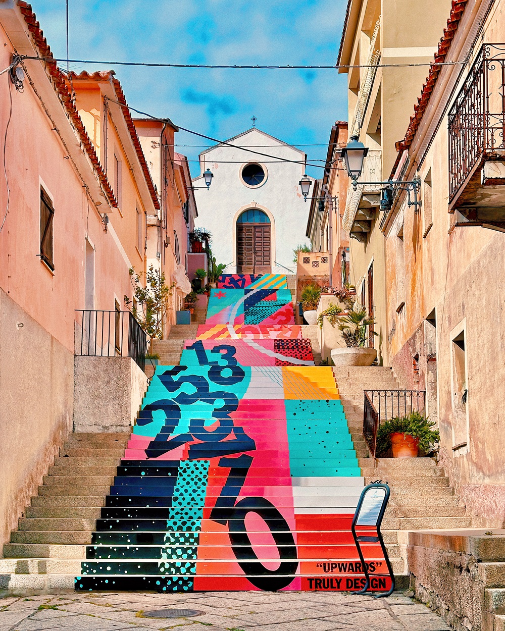 L'installazione Upwards 2026 sulla scalinata di Santa Lucia del gruppo creativo Truly Design Crew