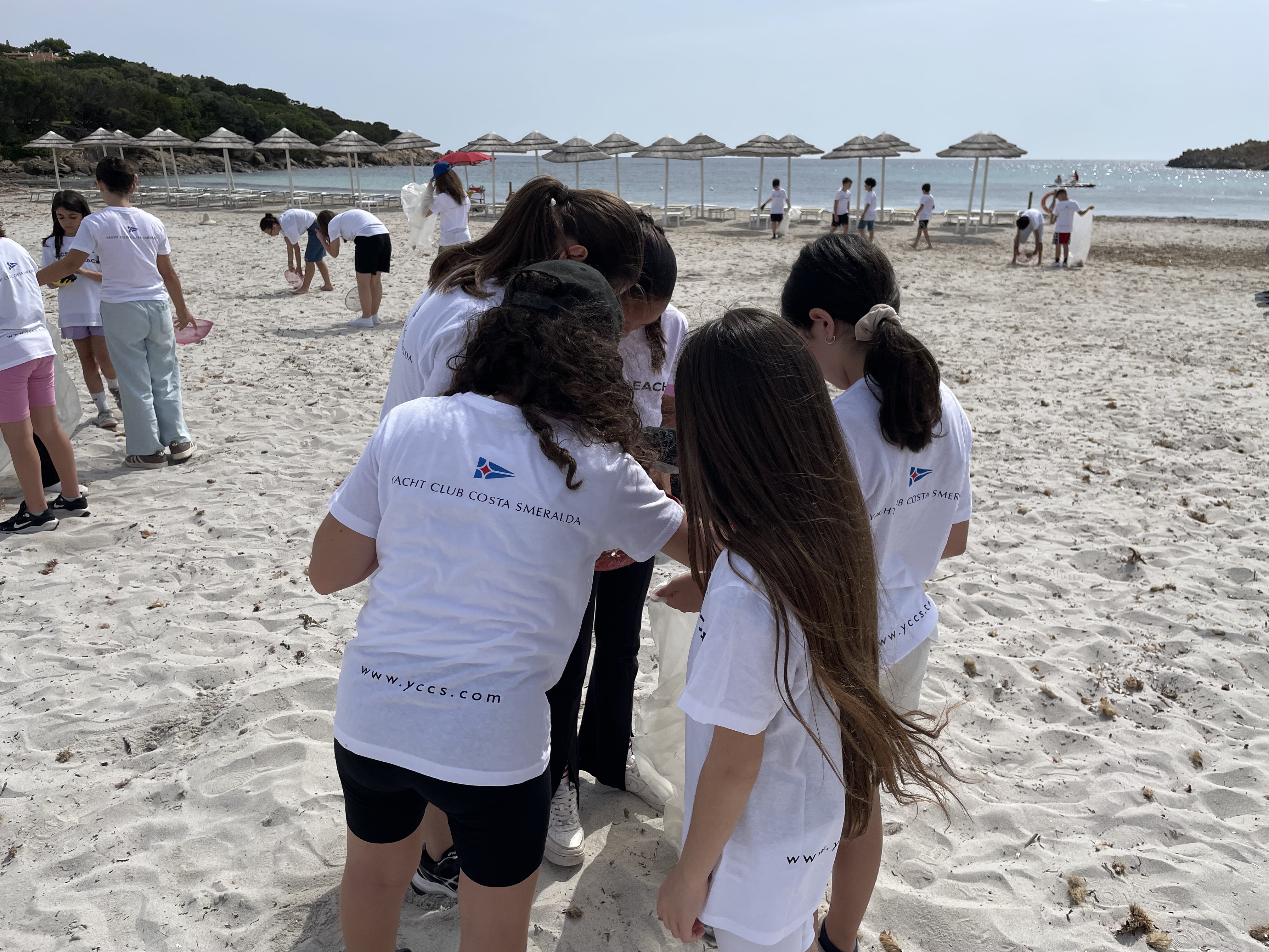 Bambini raccolgono microplastiche dalla spiaggia
