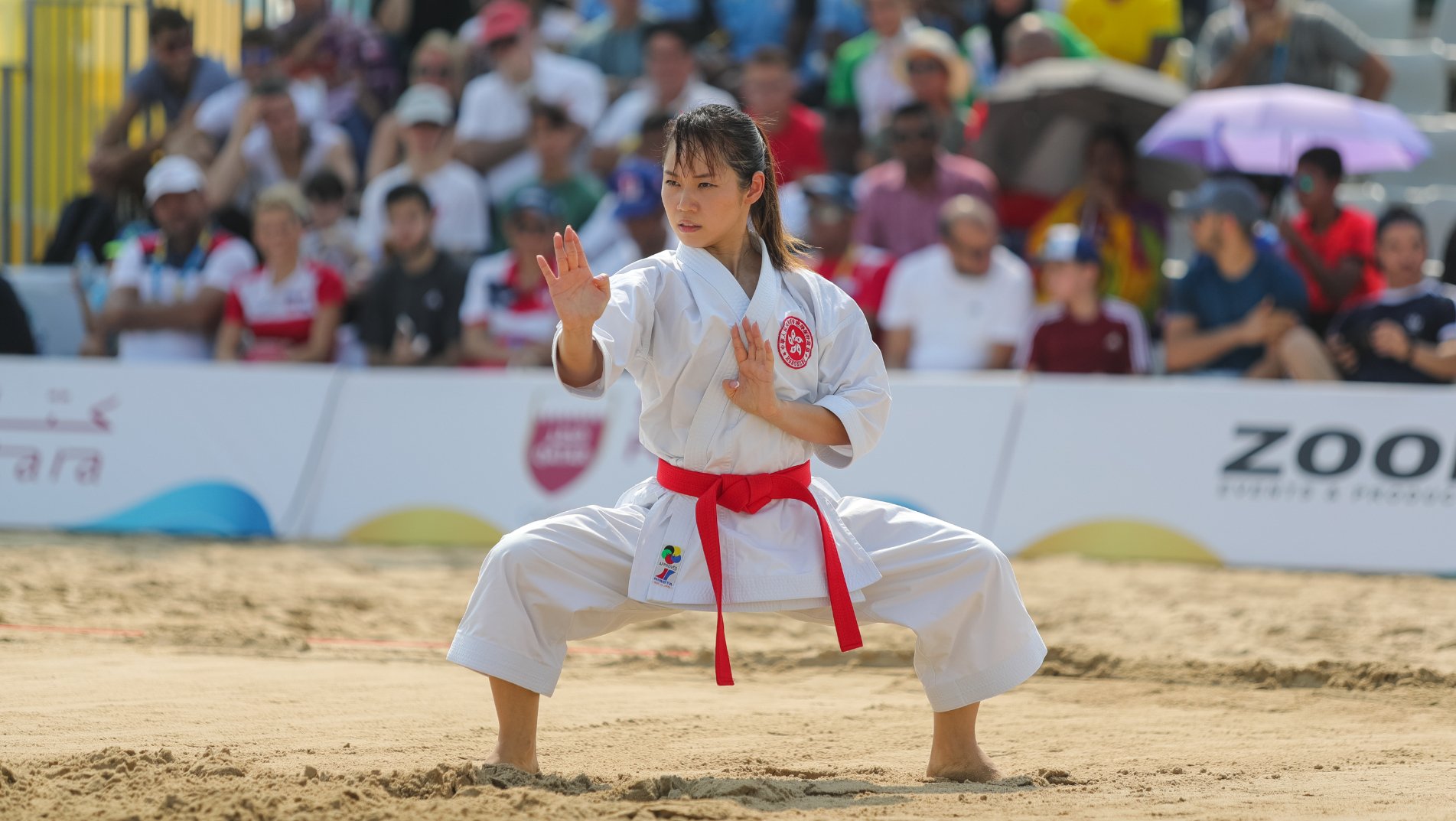 Una ragazza in posa da combattimento di karate