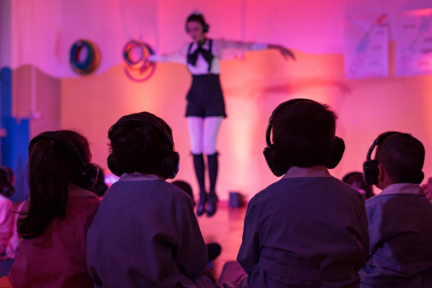 bambini a scuola che osservano lo spettacolo