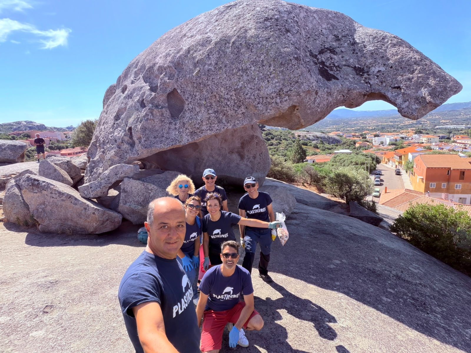 I volontari di Plastic Free in azione alla roccia del Fungo