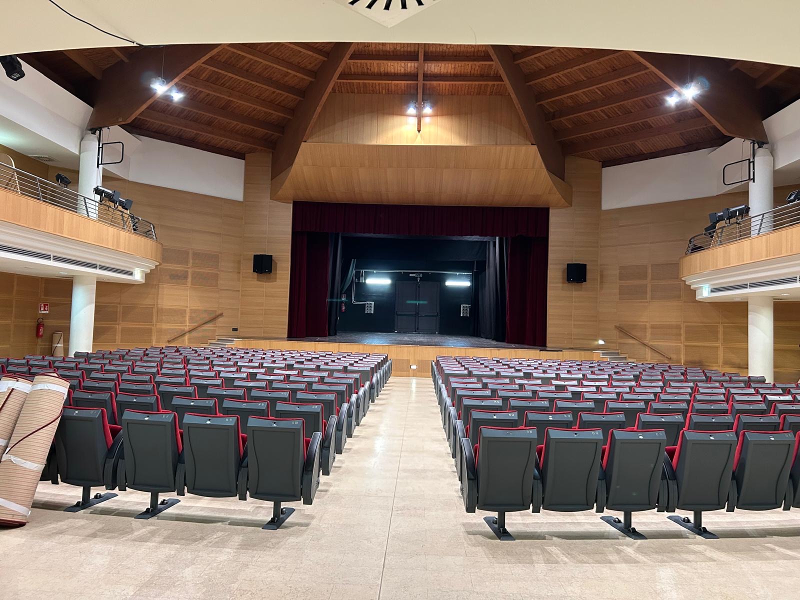 lavori in corso al teatro comunale di Arzachena, aprile 2026