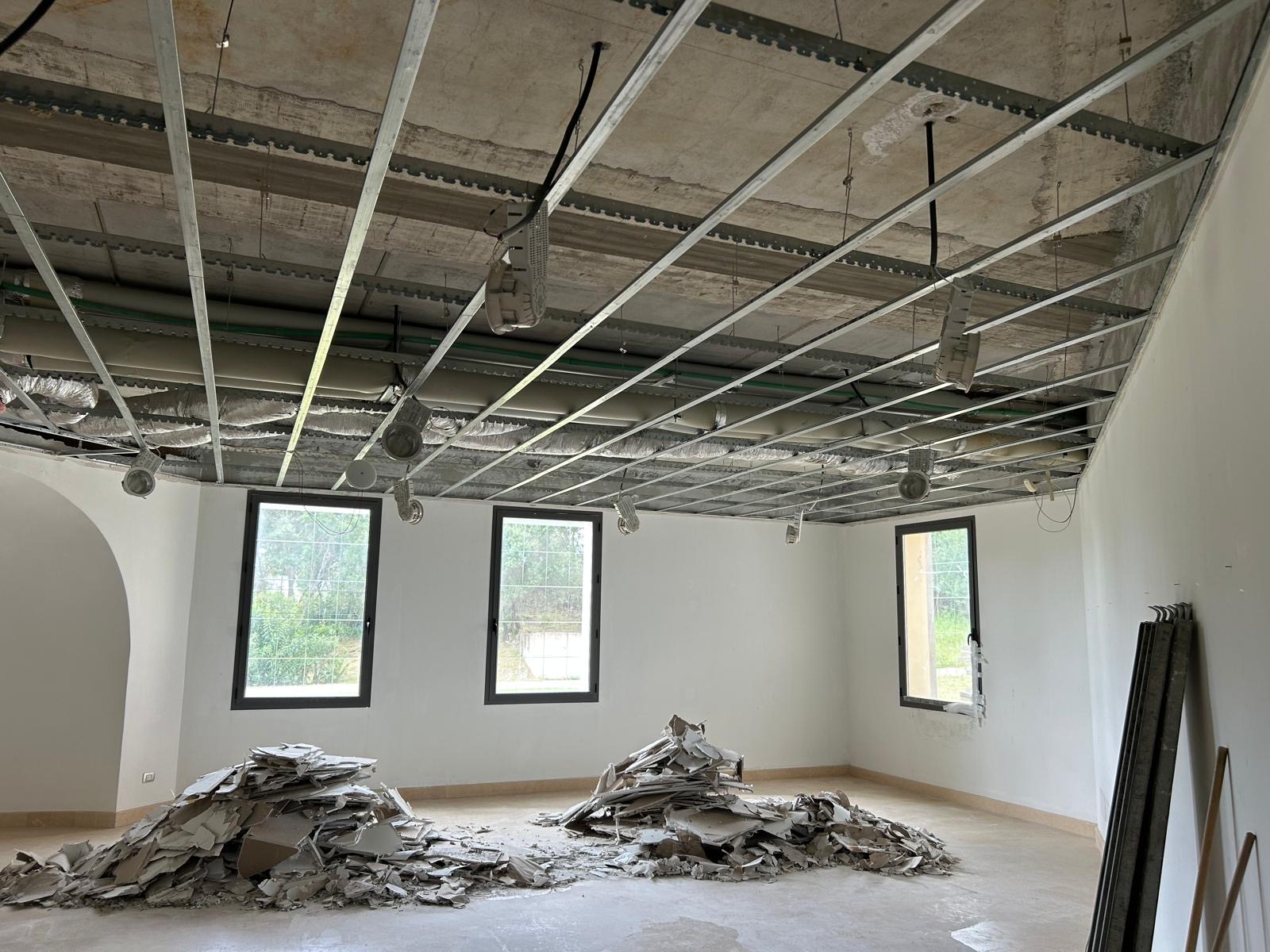 Lavori in corso al teatro comunale di Arzachena, aprile 2026