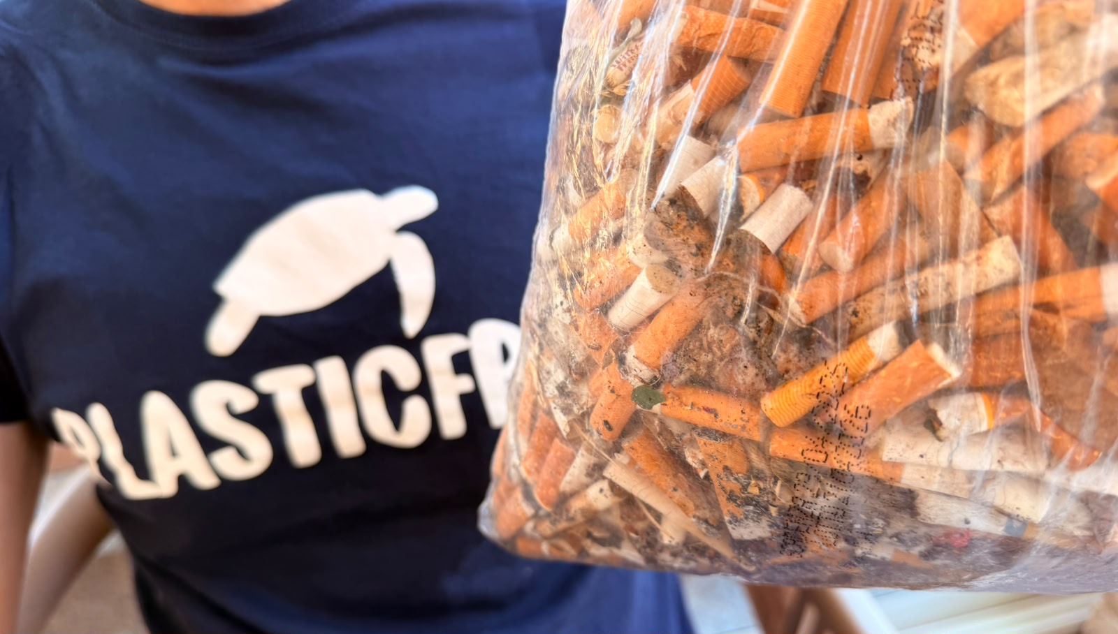 raccolta di mozziconi di sigaretta nel centro storico di Arzachena