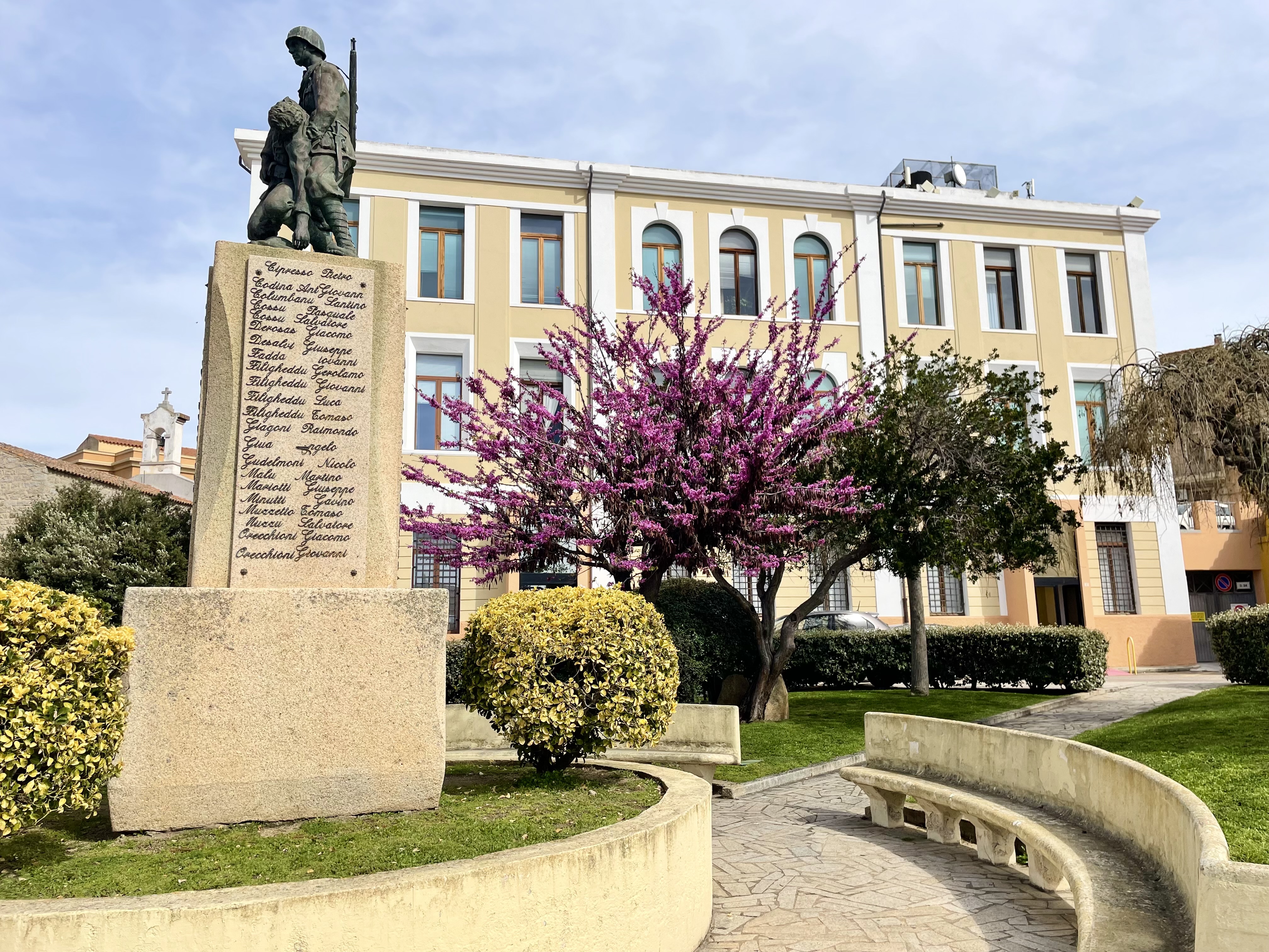 immagine del Municipio, lato in piazza Segni