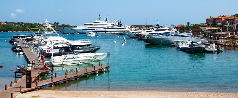 Molo vecchio di Porto Cervo visto dal villaggio descrizione immagine
