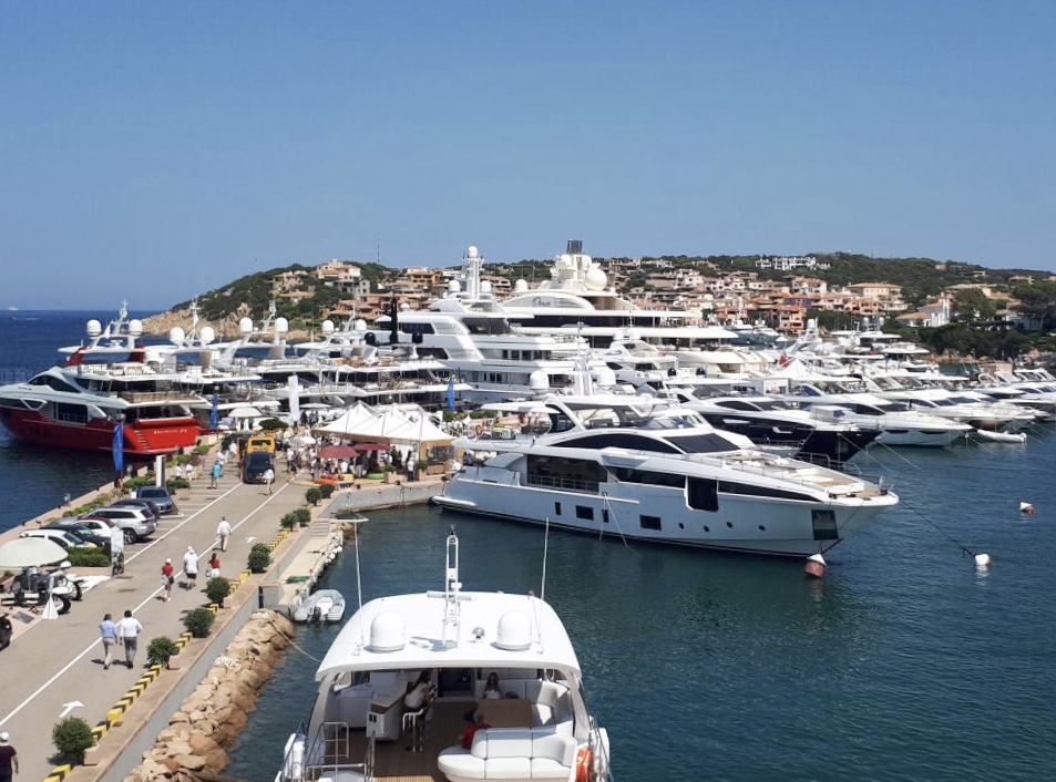 Yacht ormeggiati alla Marina nuova di Porto Cervo descrizione immagine